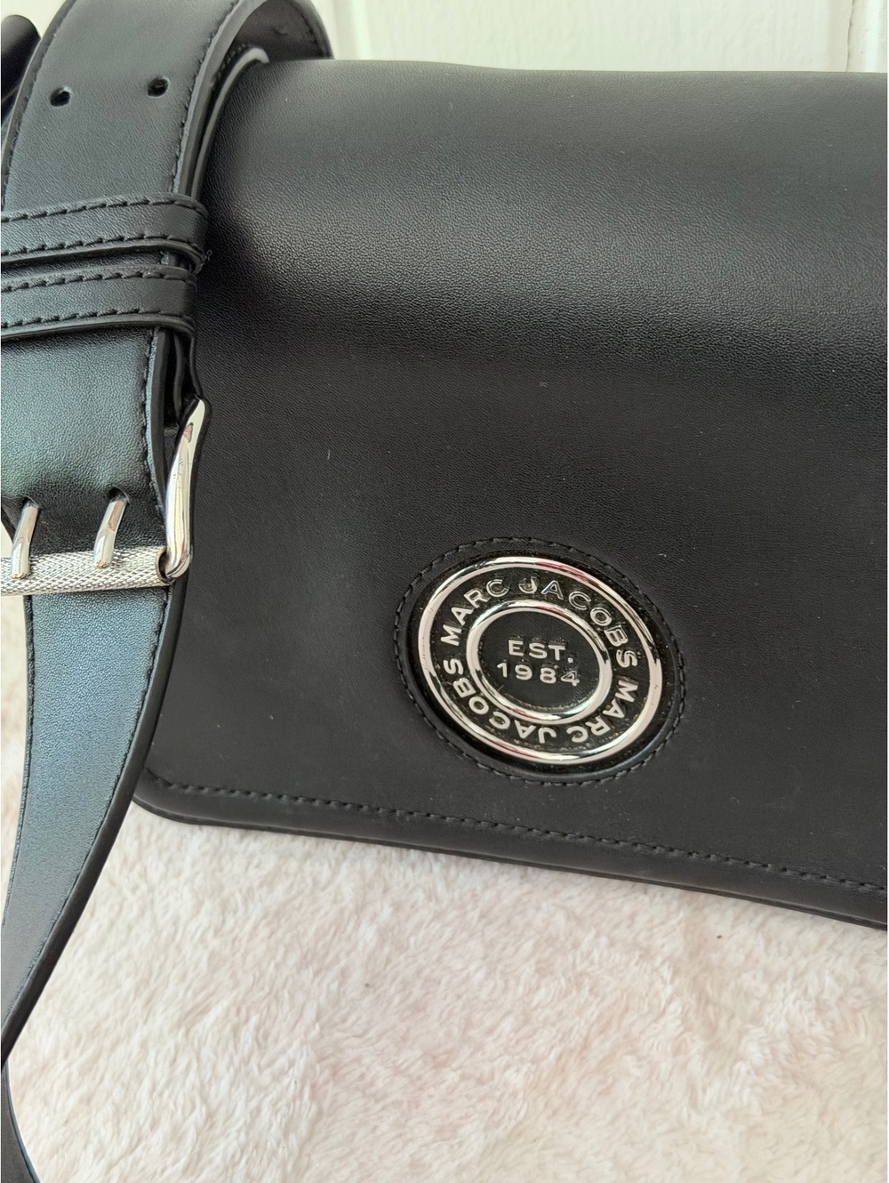 Marc Jacobs Black Leather Crossbody Bag with Adjustable Strap - Picture 2 of 8